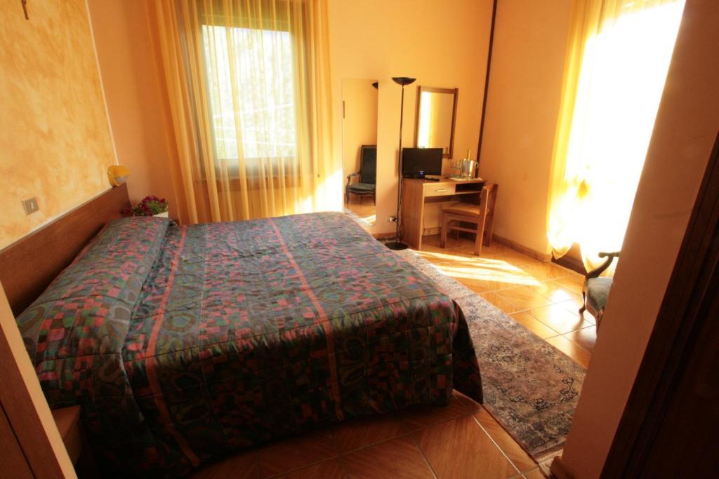 Hotel Sarre Pokój zdjęcie